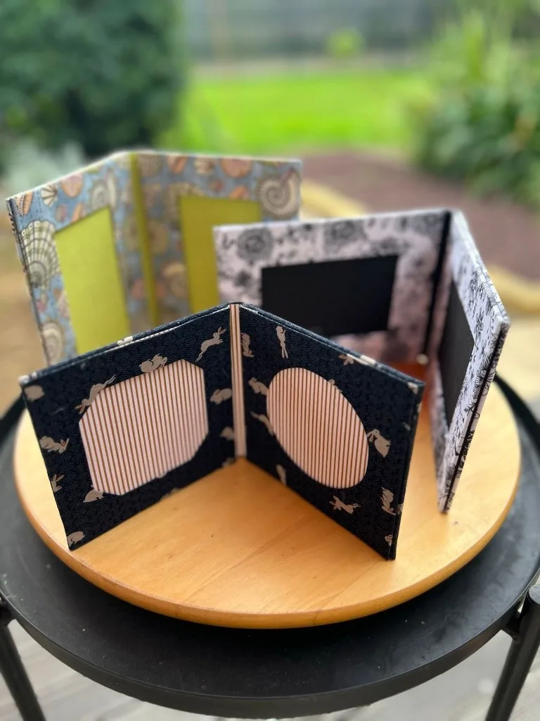 Des objets en carton joliment décorés et utiles